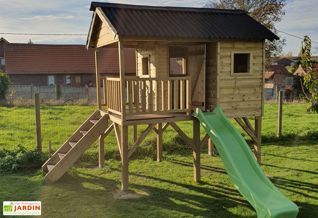 Maison pour enfant en bois autoclave avec toboggan et balançoires - Pin