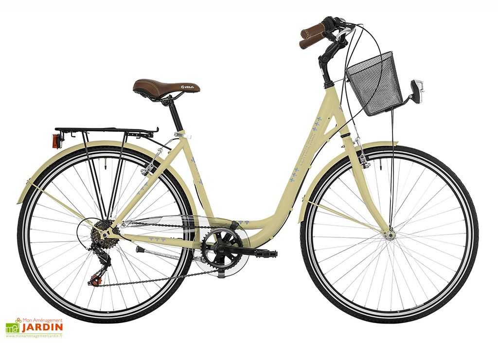 Vélo rétro avec panier en osier garé près d'un café en ville Stock