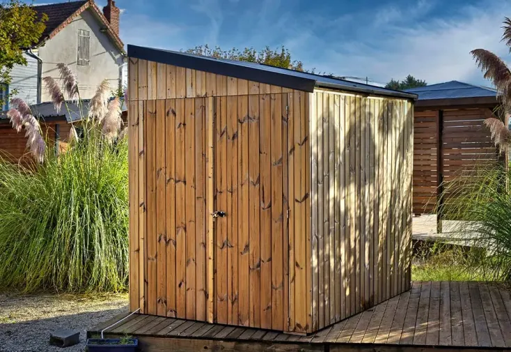 Abri de jardin en bois traité + 2 panneaux solaires 1 kwc - 4 m²