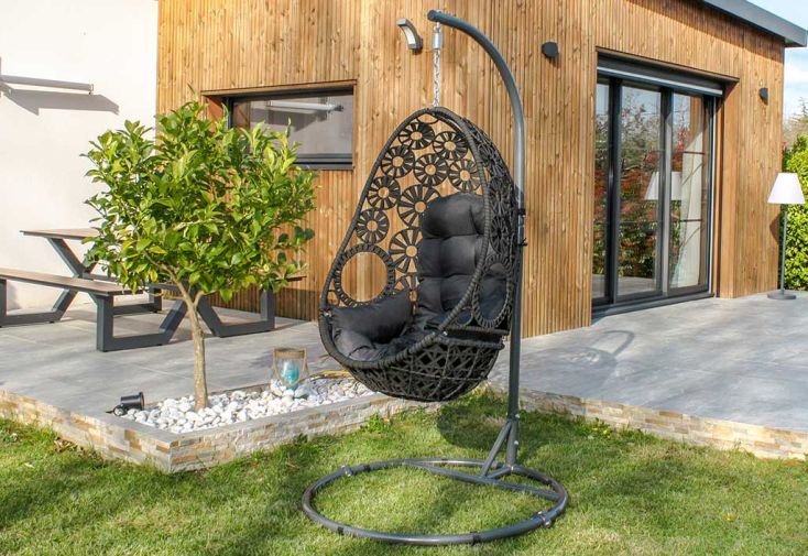 https://www.monamenagementjardin.fr/media/catalog/product/cache/8aaa6a9712f489d0a5edbc9e529668d8/b/a/balancelle-jardin-aluminium-resine-tressee-samoa-anthracite.jpg