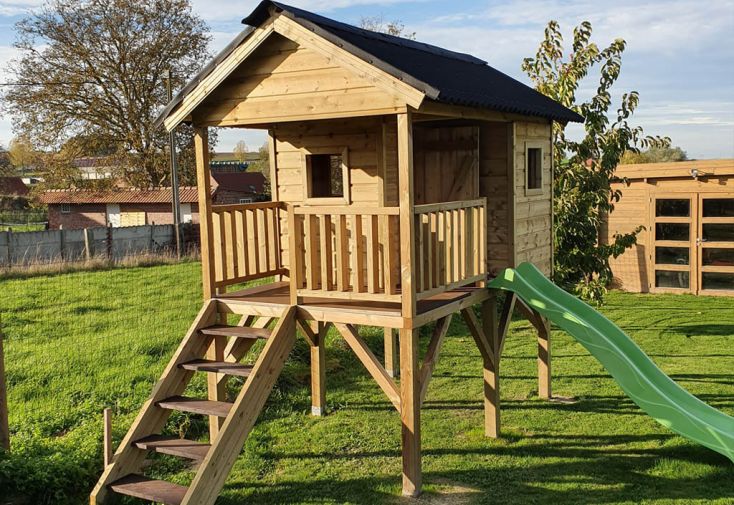 Maison pour enfant en bois autoclave avec toboggan et balançoires - Pin