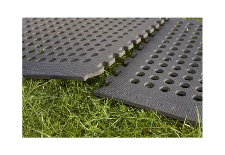 Tapis drainant extérieur en dalles caillebotis emboîtables - 120 cm