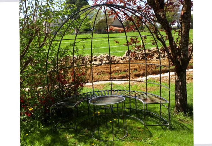 Demi-gloriette avec banc et table en fer forgé