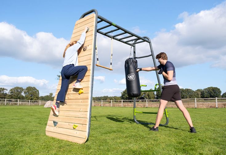 Aire de jeux et fitness avec sac de frappe et mur d'escalade