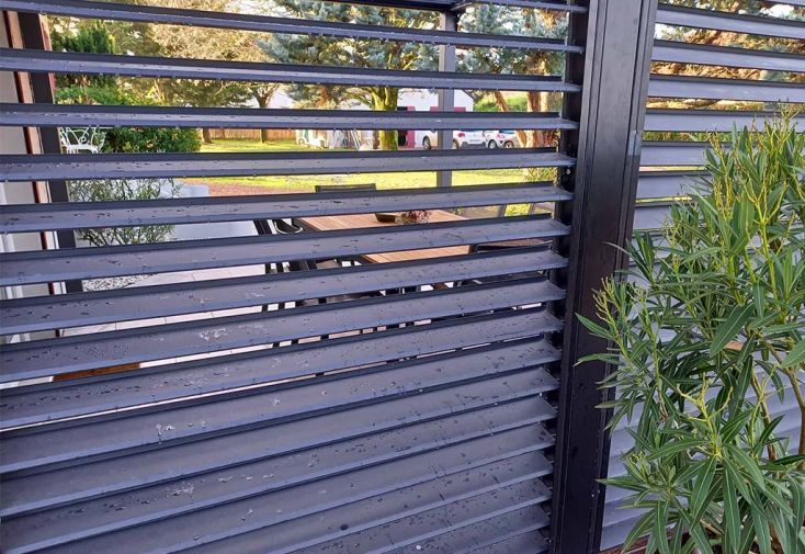 Brise-soleil à lames orientables pour pergola bioclimatique Habrita – 3,6 m