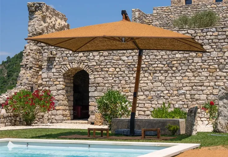 Parasol déporté en fibres de coco et aluminium 2,5 x 3 m + socle