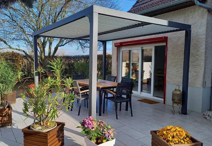 Pergola bioclimatique alu 10,8 m² - toiture lames orientables écrues