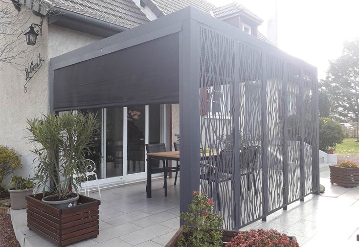 Pergola bioclimatique autoportée 10,8 m² - store latéral et moucharabieh