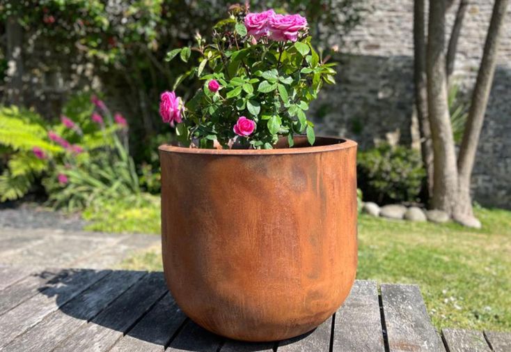 Pot de fleurs Lune effet corten en PEHD avec bouchon d’évacuation d’eau