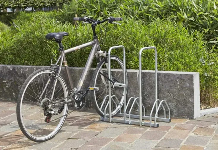 Râtelier 3 vélos en acier avec arceaux pour antivol Mottez