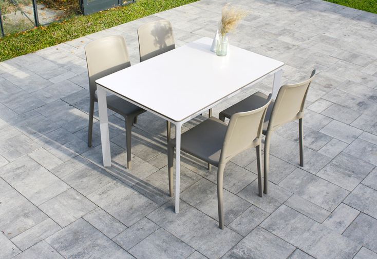 Salon de jardin : 1 table aluminium 120 x 80 cm + 4 chaises – Hall