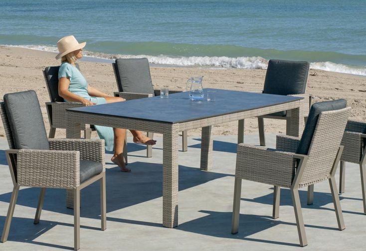 Table de jardin en aluminium et résine tressée avec plateau en bois Albany