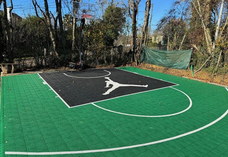 Demi-terrain de basket pour jardin en dalles clipsables - 56 à 90 m² 