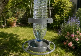 Abreuvoir oiseaux suspendu Evena avec bouteille 1,5 L Cycléa vert gris