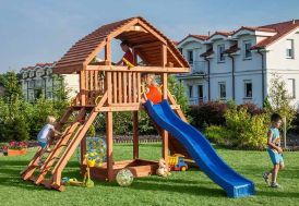 aire de jeux géante avec bac à sable toboggan échelle et table