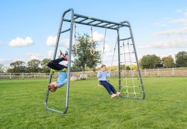 aire de jeux avec enfants sur balançoire et anneaux