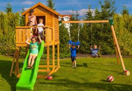 aire de jeux pour enfant avec cabane surélevée toboggan balançoires et échelle