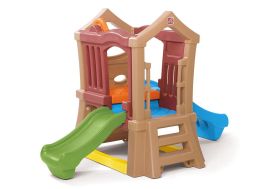 aire de jeu pour enfants : cabane avec toboggans et mur d'escalade