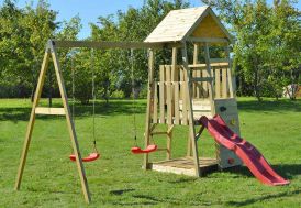 Aire de jeux en bois avec portique balançoires, toboggan et petit mur d'escalade