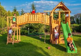 aire de jeux géante en bois avec toboggan