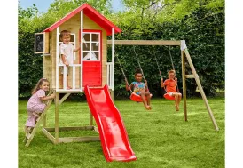 Aire de jeux en bois cabane avec toboggan et balançoires