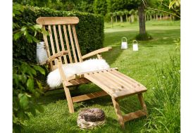 Bain de soleil en bois de teck avec un coussin blanc sur l'assise