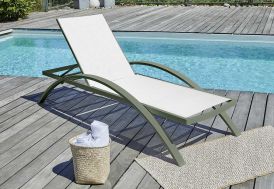 Bain de soleil en aluminium kaki avec assise en textilène blanche Barcelona