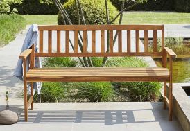 Banc de jardin en bois avec des journaux sur l'assise