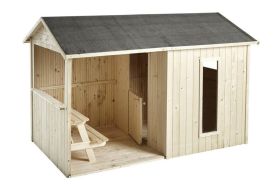 Cabane en bois brut pour enfants avec grandes fenêtres et abri ouvert