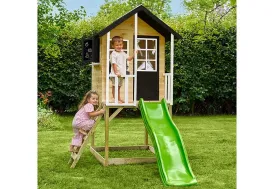 Cabane sur pilotis en bois avec toboggan