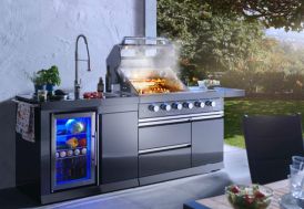 Cuisine extérieure avec barbecue au gaz, frigo et évier