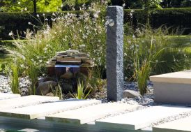 Fontaine de jardin en polyéthylène imitation pierre avec robinet