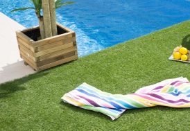 Gazon synthétique en PE et PP Catral près de la piscine