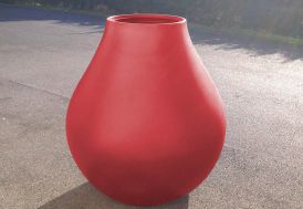Grand pot de fleurs en plastique rouge