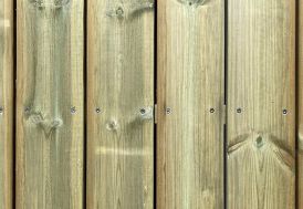 Lames de terrasse en bois traité avec vis en inox