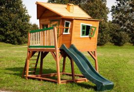 aire de jeux en bois avec cabane, bac à sable et toboggan 