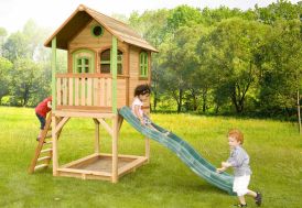 Cabane pour enfants en bois montée sur pilotis avec toboggan et bac à sable