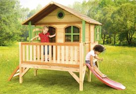 cabane en bois sur pilotis avec toboggan en cèdre tropical