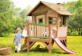 cabane en bois sur pilotis avec toboggan pour enfant dès 3 ans