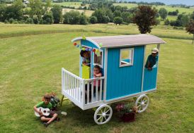 Cabane en bois Carry pour enfant en forme de roulotte