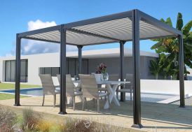 pergola bioclimatique autoportée en aluminium et peinture epoxy gris anthracite au bord de la piscine
