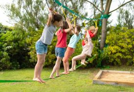 Parcours d'obstacles de jardin pour enfants avec slackline