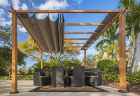 Pergola en aluminium effet bois Paragon Florida Toile blanche pergola Paragon Floridamarron