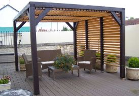 pergola bioclimatique avec parois et toiture en vantelles mobiles
