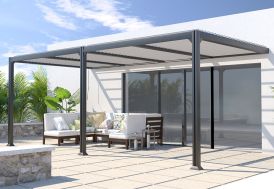 pergola bioclimatique en aluminium adossée à un maison sur un terrasse