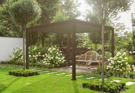 pergola bioclimatique autoportée en aluminium dans un jardin