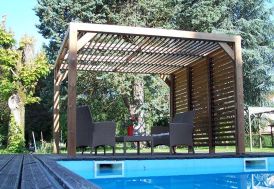 pergola bioclimatique en bois traité avec paroi et toiture avec lames orientables