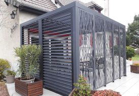 pergola bioclimatique en aluminium avec brise-vue et brise-soleli