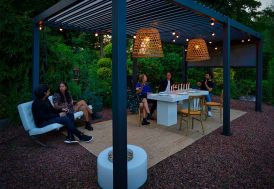 pergola alu gris anthracite dans un jardin