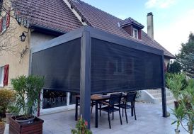 pergola bioclimatique en aluminium avec 2 stores latéraux